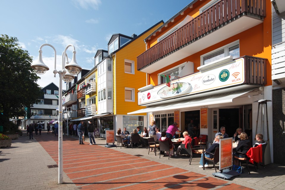 C6ABEK restaurant on Heligoland with outdoor seating.