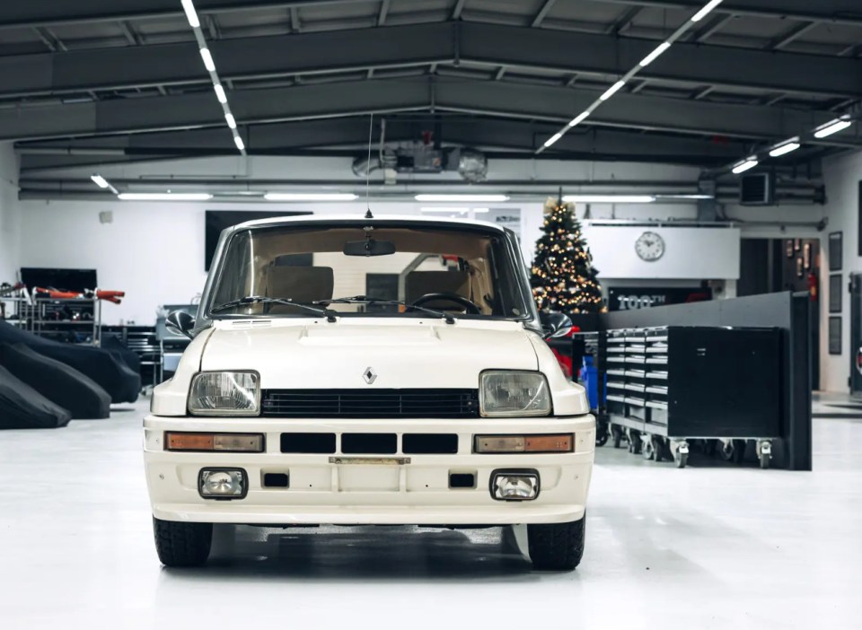 Front view of a white Renault 5 Turbo.