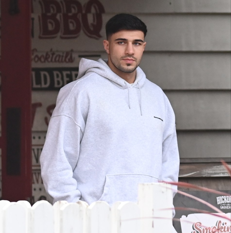 Tommy Fury leaving a restaurant.