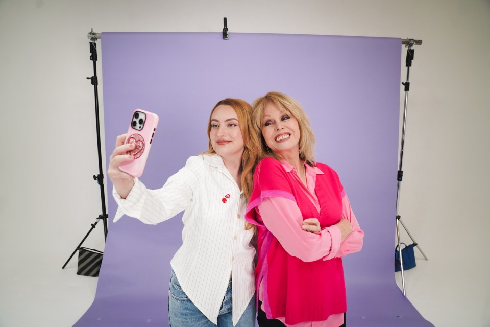 Amelia Dimoldenberg and Joanna Lumley taking a selfie for Comic Relief.