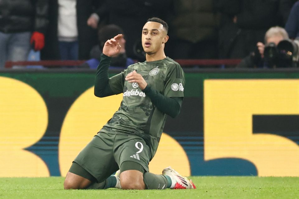 Adam Idah of Celtic celebrating a goal.