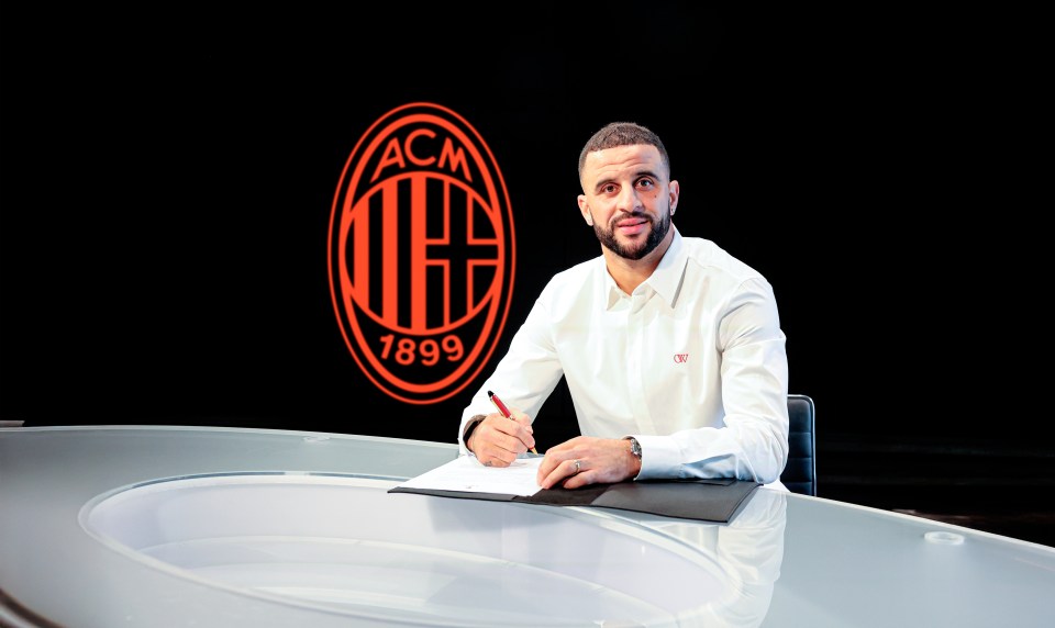 Kyle Walker signing an AC Milan contract.