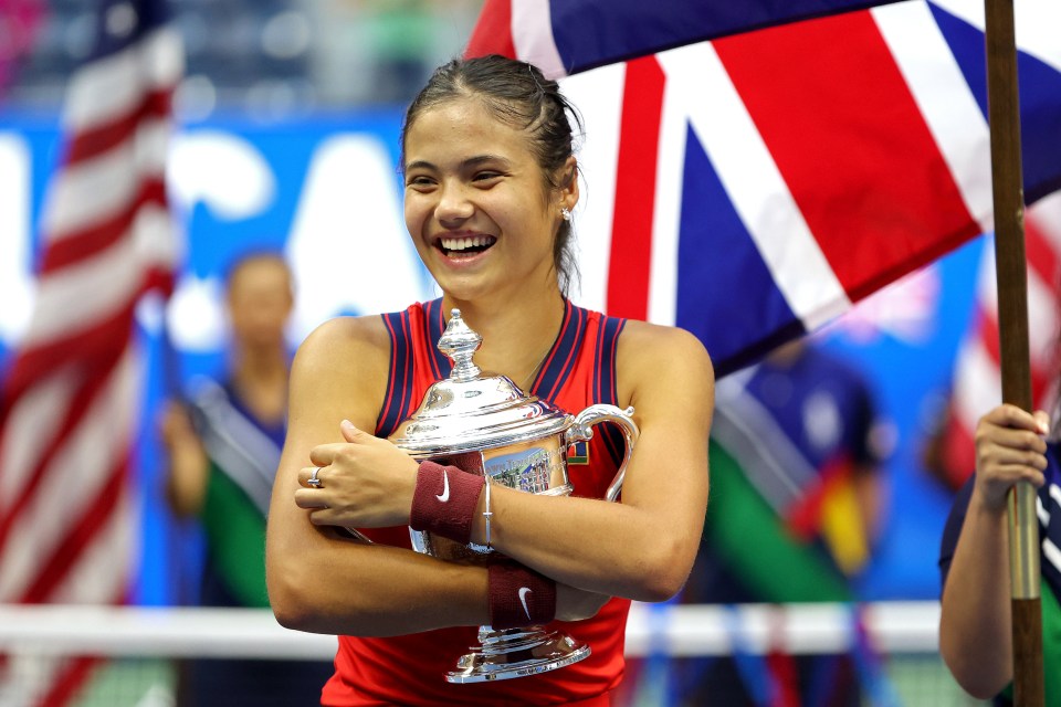 Emma Raducanu holding the US Open championship trophy.