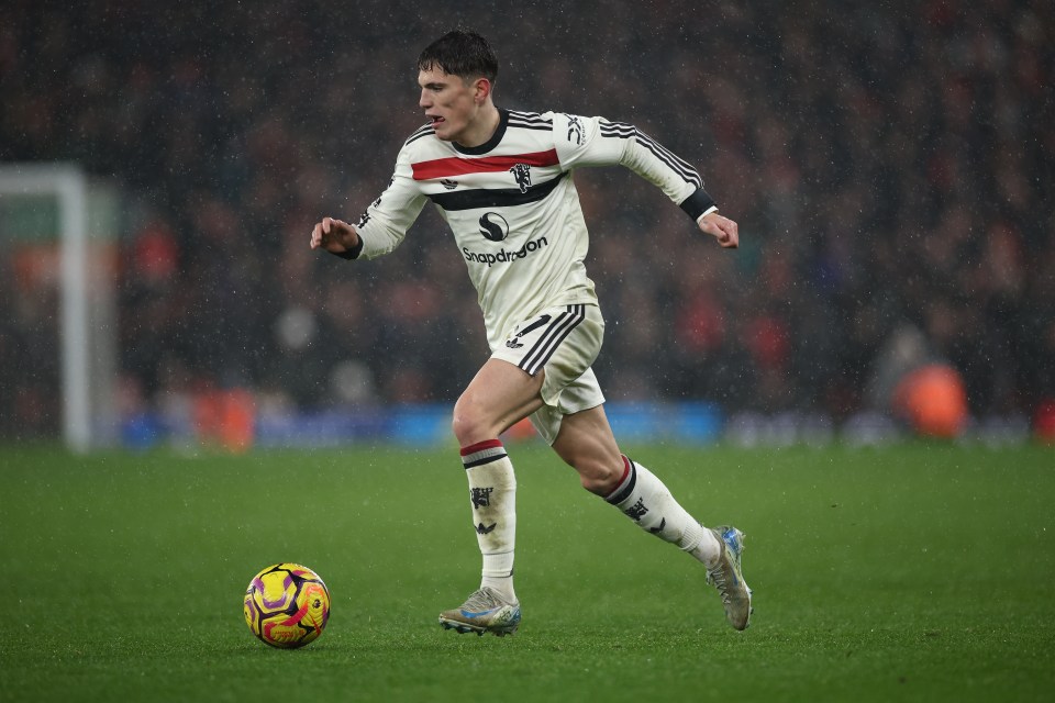 Alejandro Garnacho of Manchester United dribbling the ball during a Premier League match.