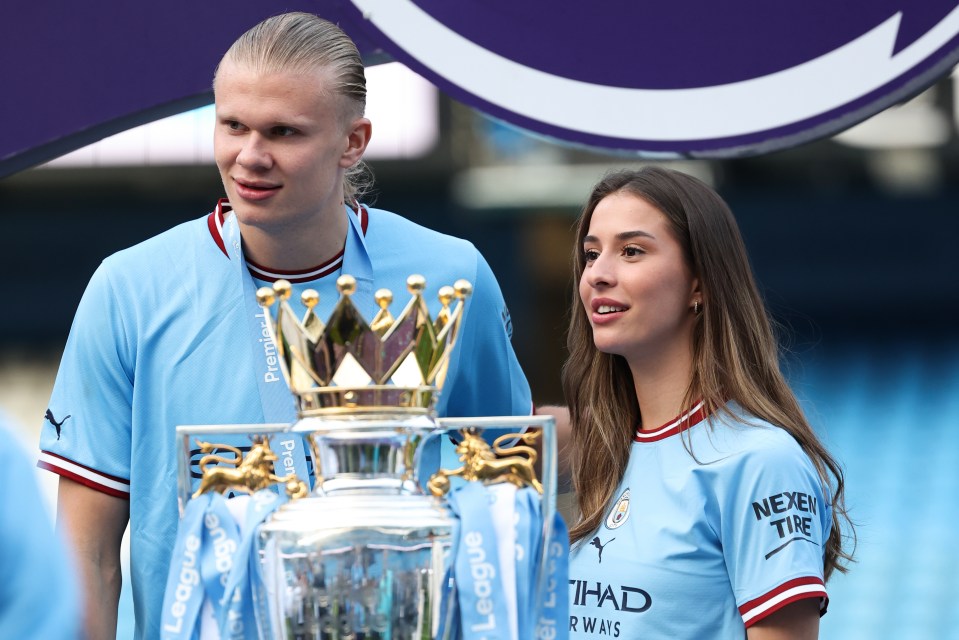 Erling Haaland and his girlfriend with the Premier League trophy.