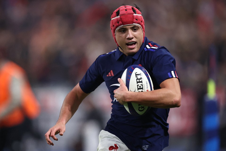 Louis Bielle-Biarrey, French rugby player, running with the ball.