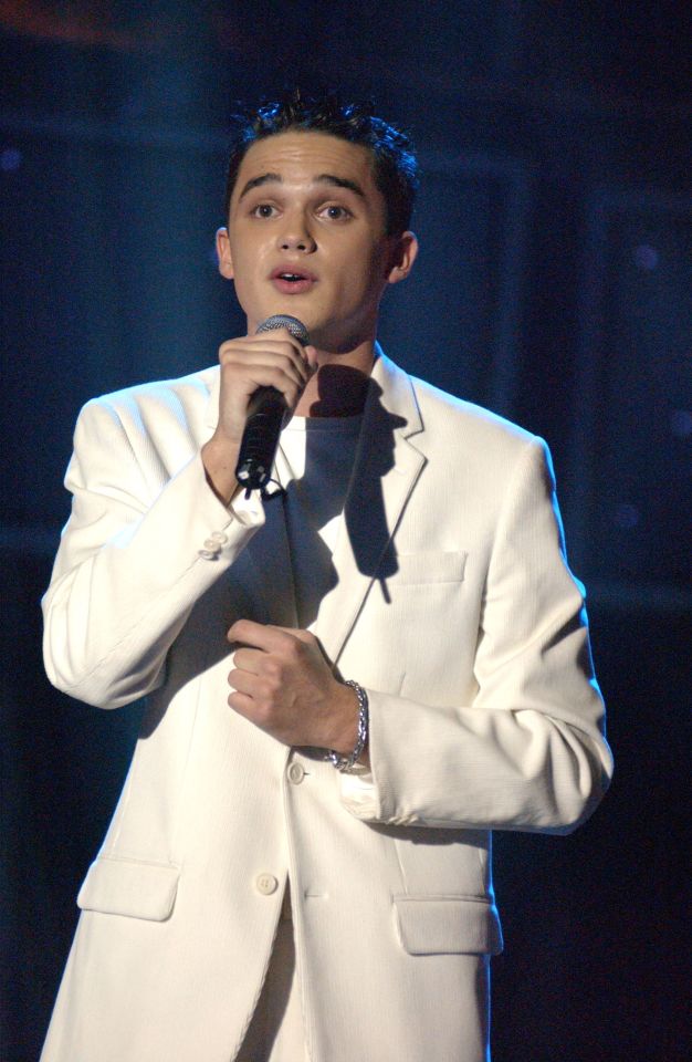 Gareth Gates singing on Pop Idol.