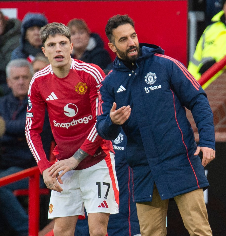 Manchester United manager instructing player Alejandro Garnacho.