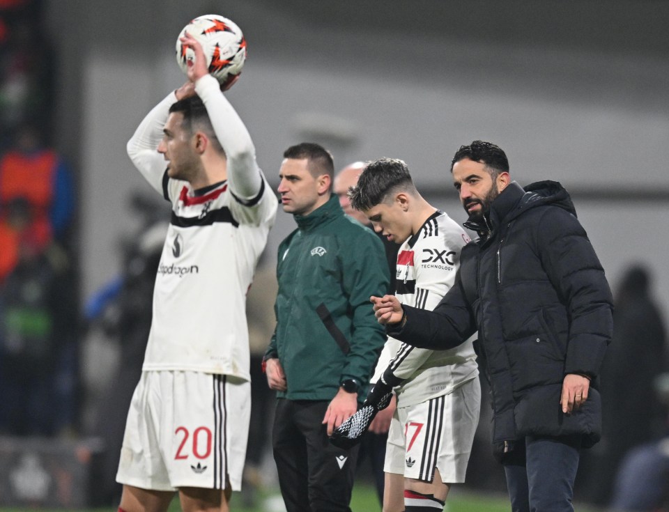 Manchester United manager instructing player Alejandro Garnacho.