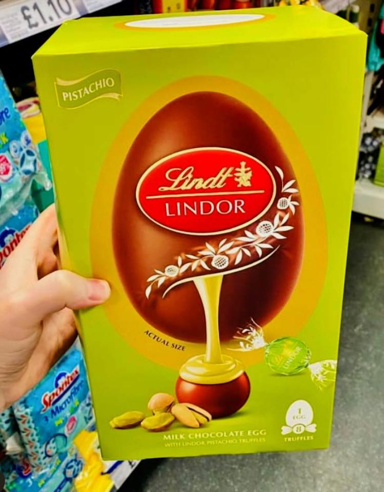 Lindt Lindor pistachio milk chocolate Easter egg box.