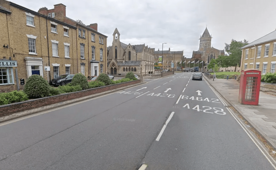 Street scene with road markings indicating A428 and B4642.