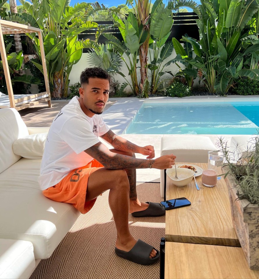 Justin Kluivert relaxing by the pool, eating breakfast.