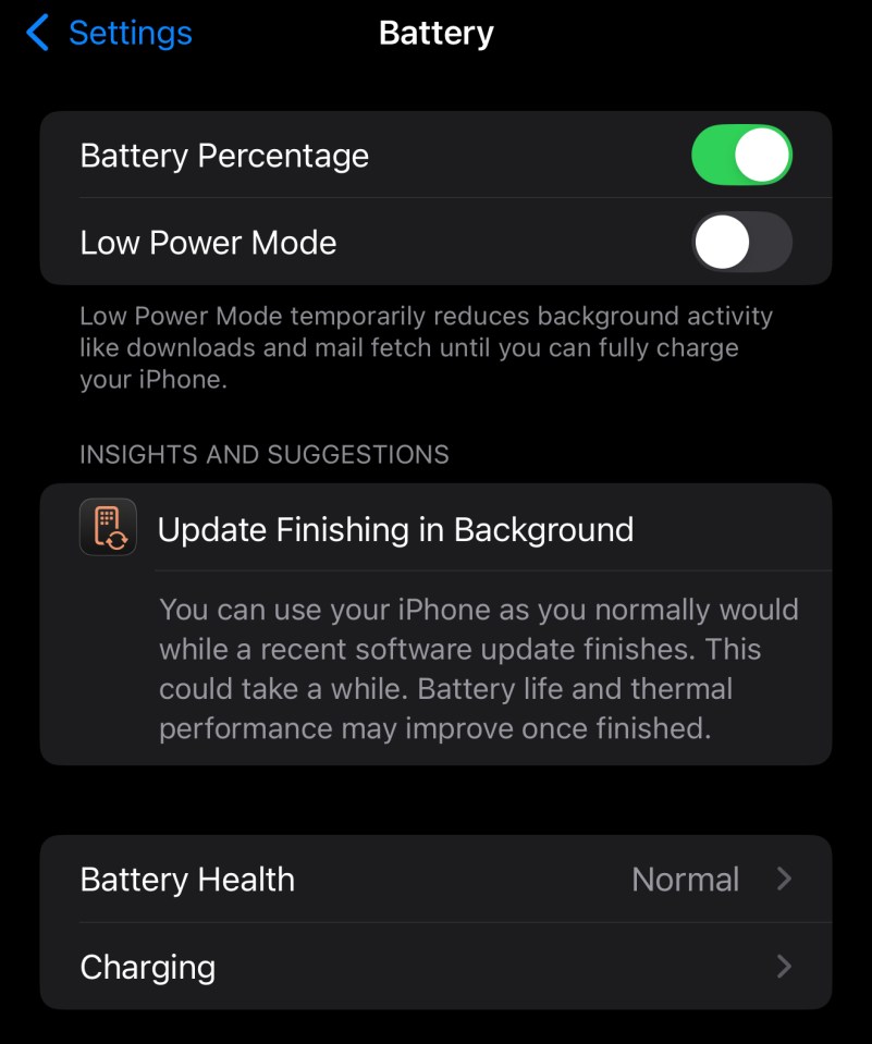 iPhone battery settings showing low power mode, background update status, and battery health.