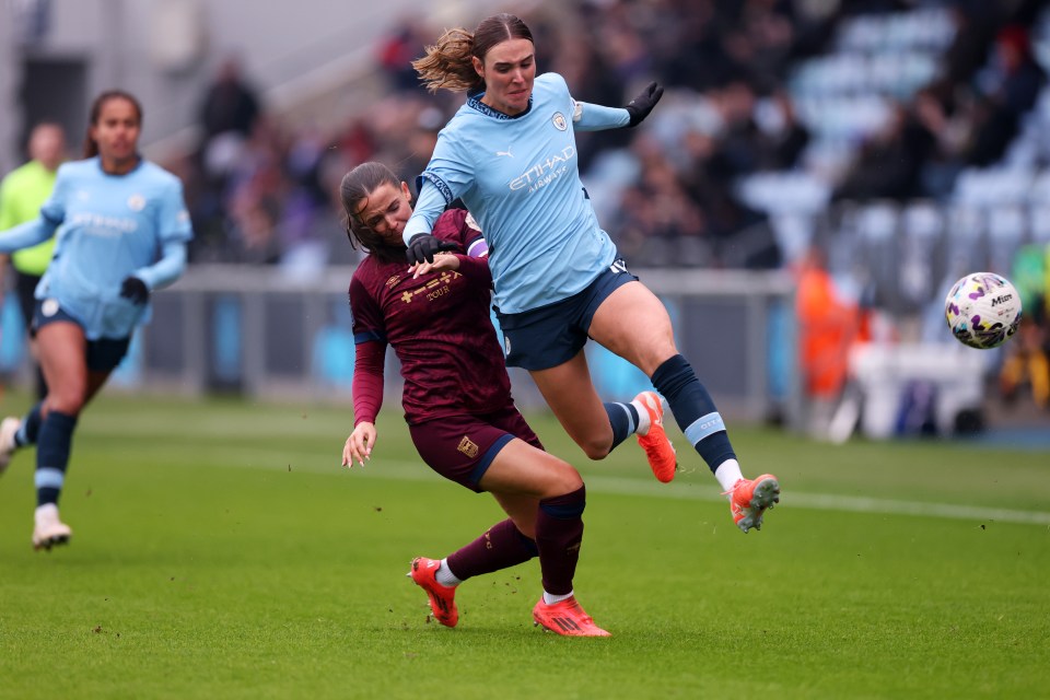 Jill Roord of Manchester City running with the ball during a soccer match.