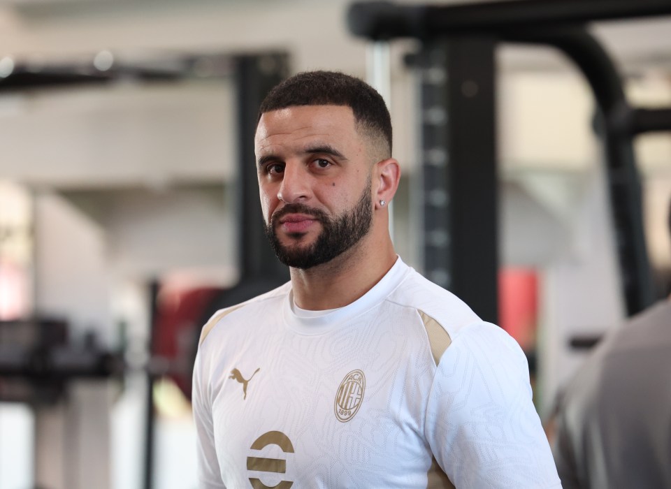 Kyle Walker signing a contract with AC Milan.