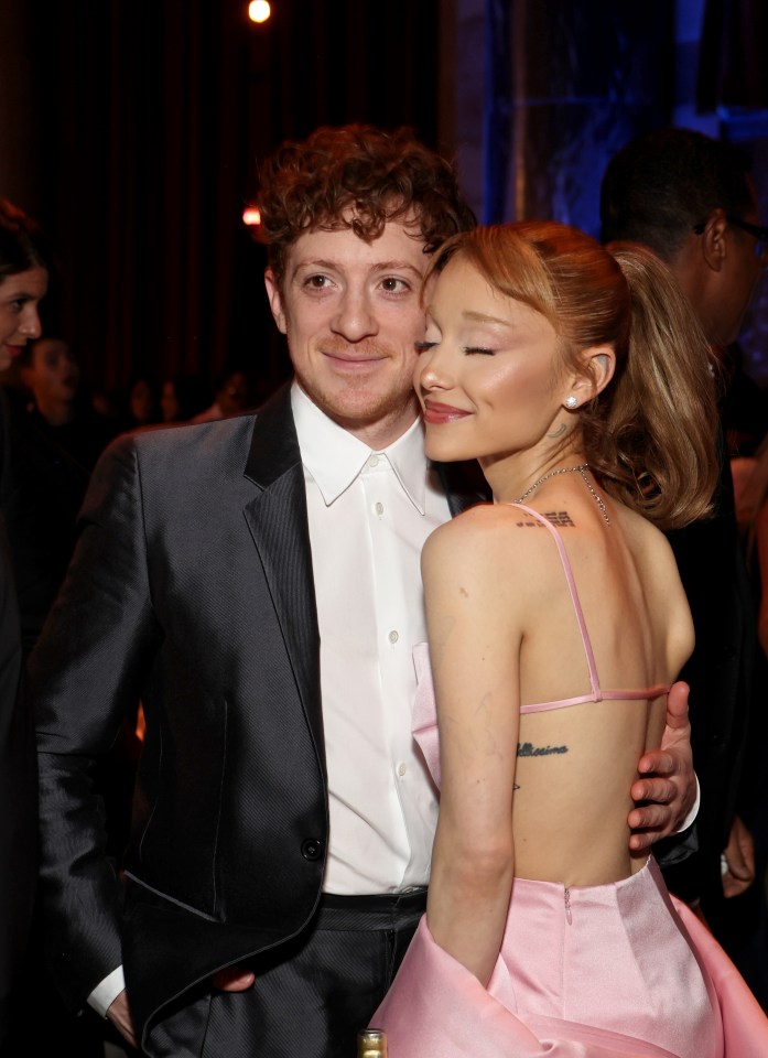 Ethan Slater and Ariana Grande at an awards gala.