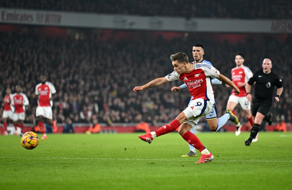 Leandro Trossard of Arsenal scoring a goal.