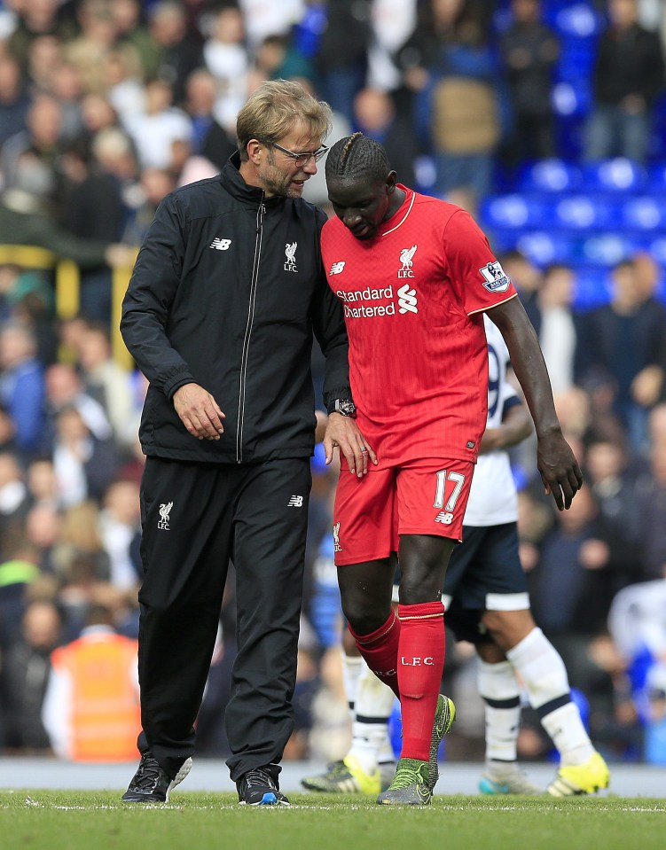 Jurgen Klopp speaking with Mamadou Sakho on the soccer field.