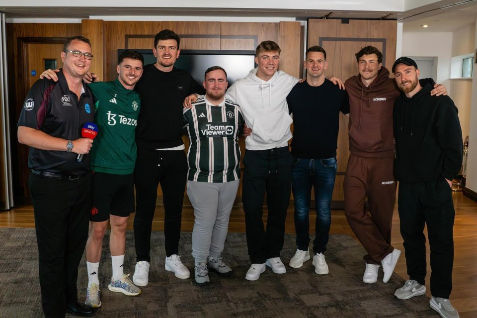 Luke Littler with Manchester United players.