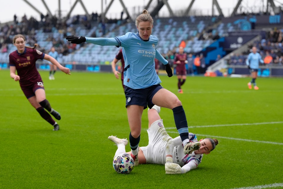 Vivianne Miedema of Manchester City kicks the soccer ball during a match.