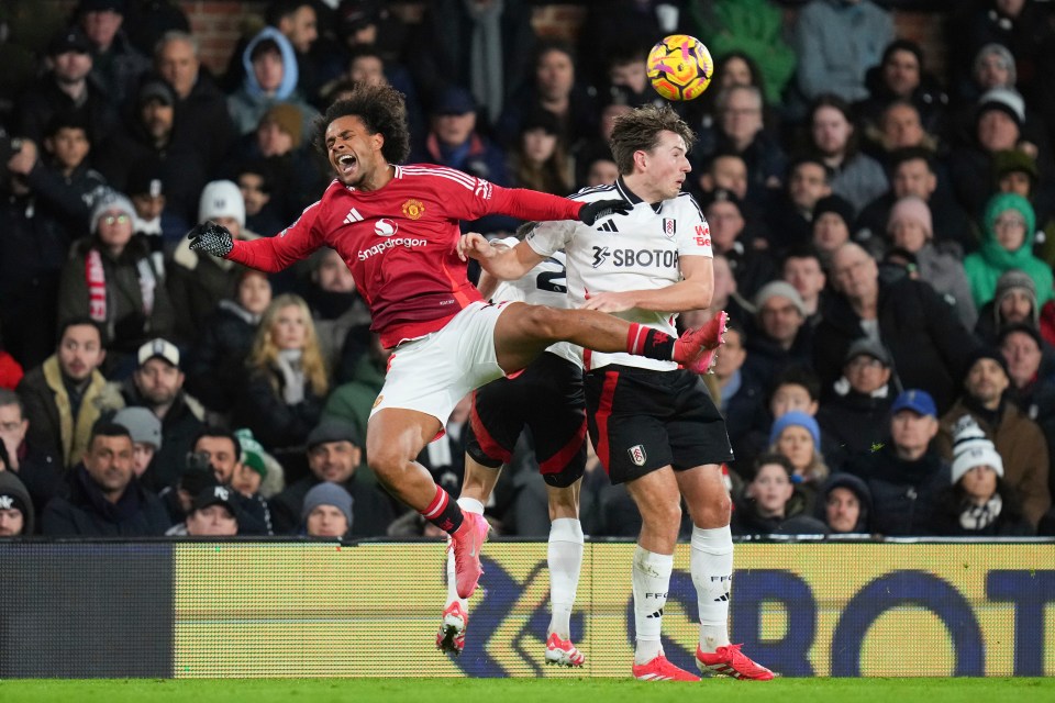 Manchester United's Joshua Zirkzee and Fulham's Sander Berge vying for the ball.