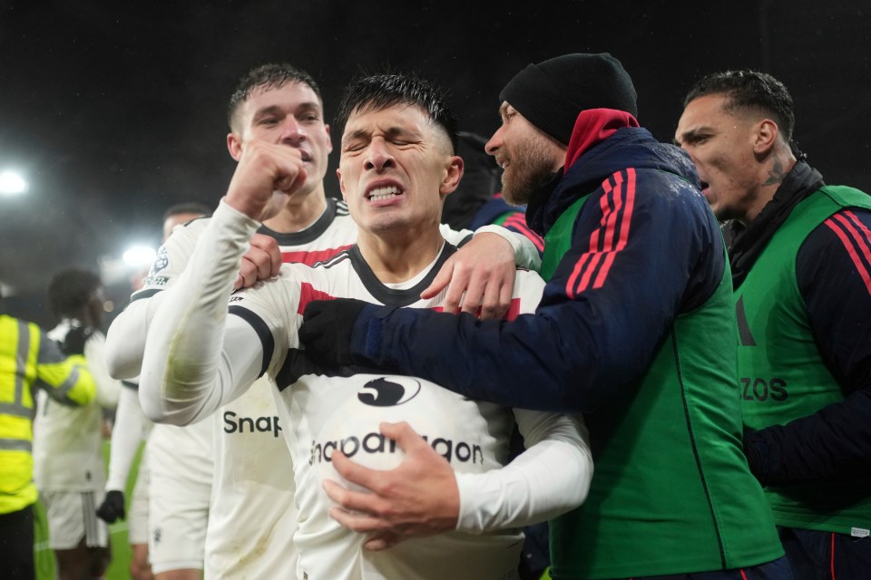 Manchester United players celebrate Lisandro Martinez's opener