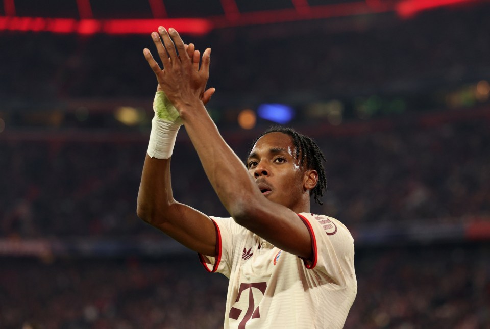 Mathys Tel of Bayern Munich applauding fans.