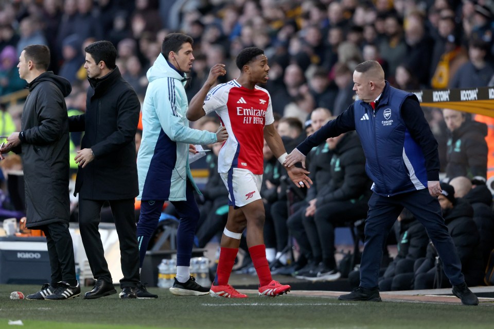 Mikel Arteta and Arsenal staff reacting to a player being sent off.