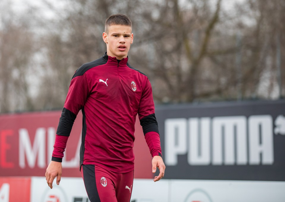 Milos Kerkez of AC Milan warming up.