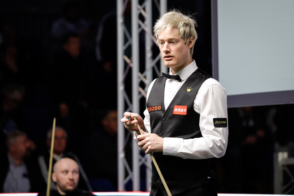 Neil Robertson chalking his cue.