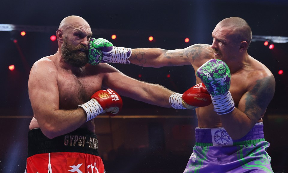 Oleksandr Usyk punches Tyson Fury in a boxing match.