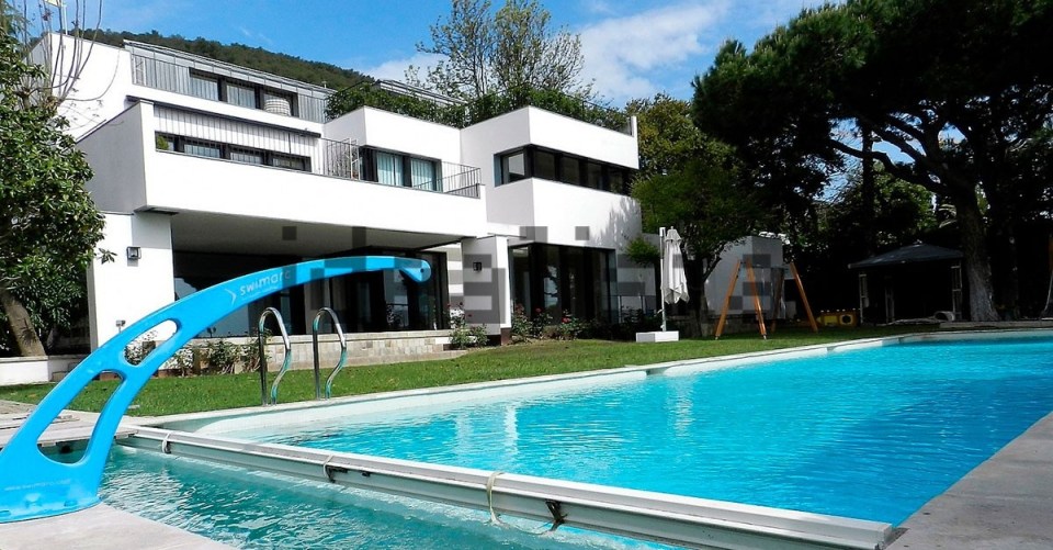 Modern house with swimming pool.