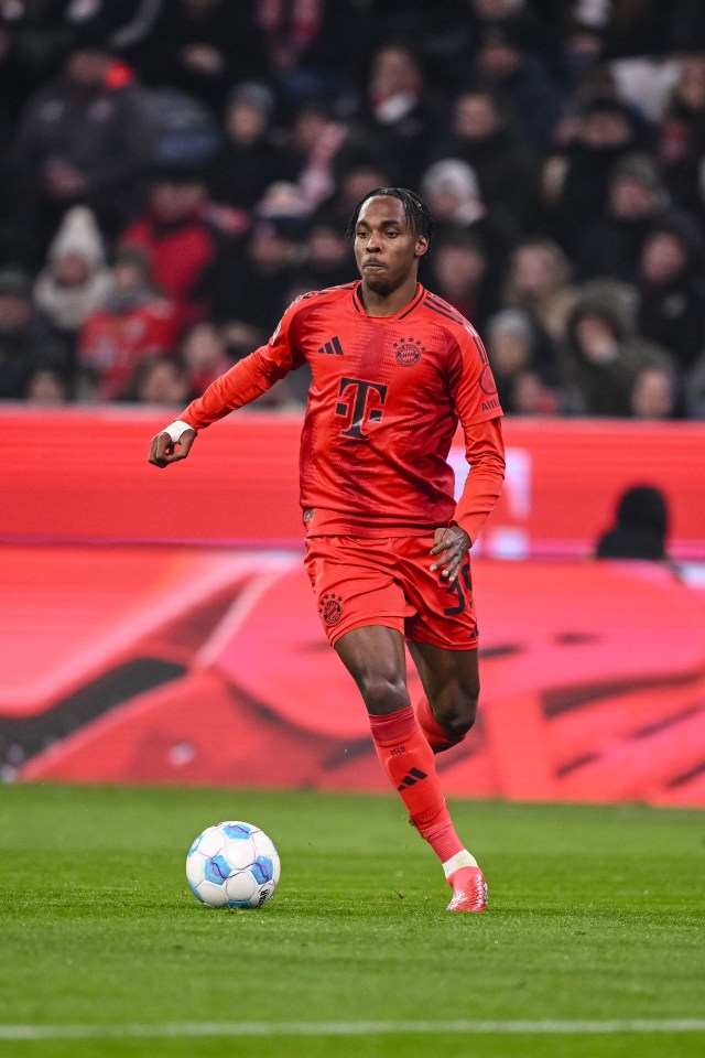 Mathys Tel of FC Bayern München controls the ball during a Bundesliga match.