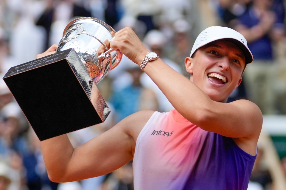 Iga Swiatek holding the French Open trophy.