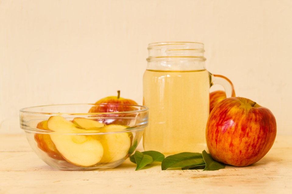 Apple cider vinegar with sliced apples.