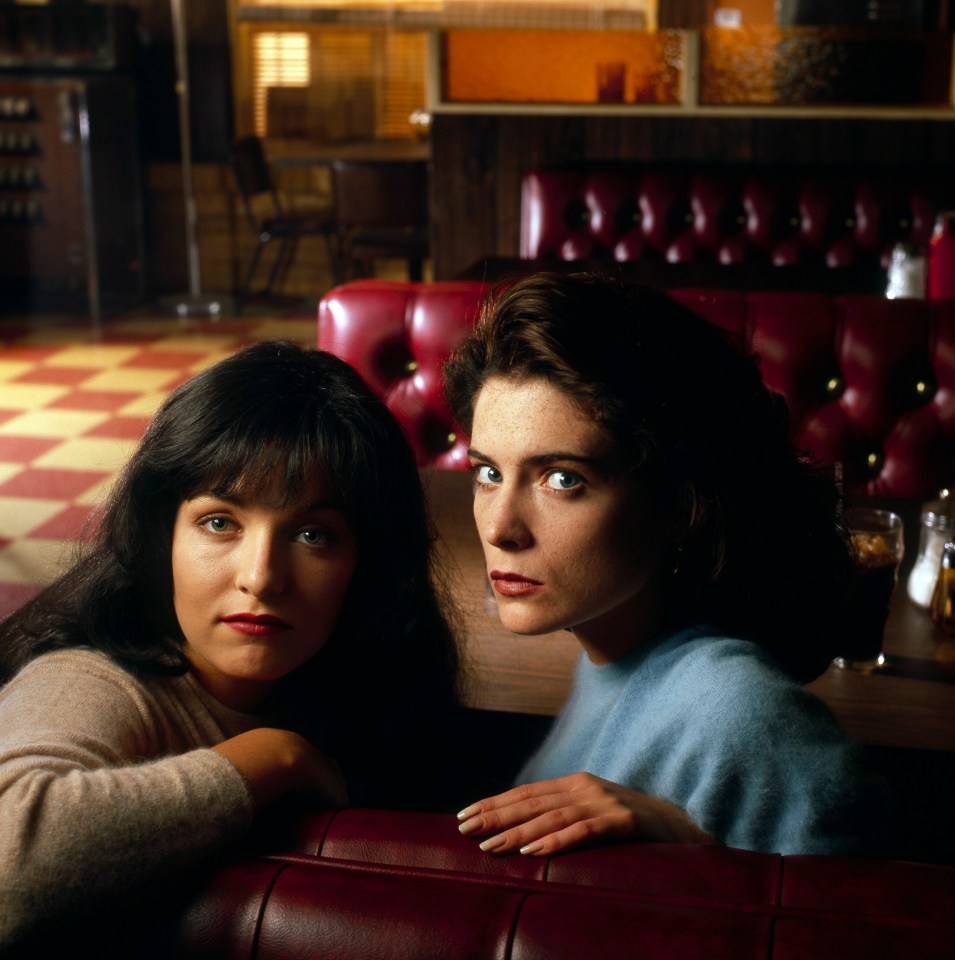 Twin Peaks cast photo: Sheryl Lee and Lara Flynn Boyle.