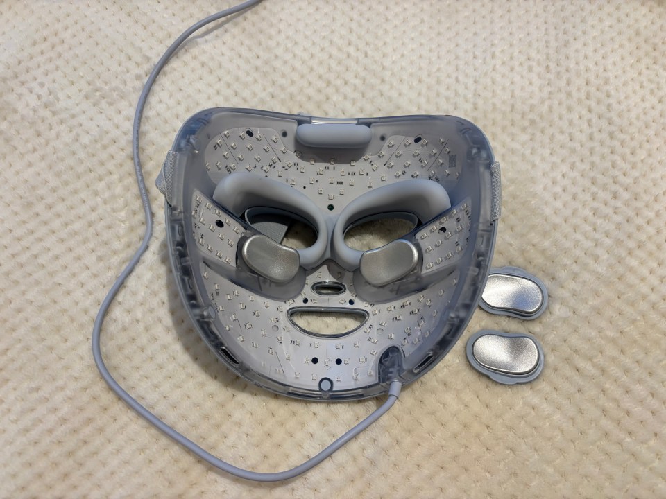 LED light therapy mask with cooling pads.