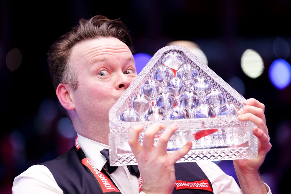 Shaun Murphy celebrates with the Paul Hunter Trophy.