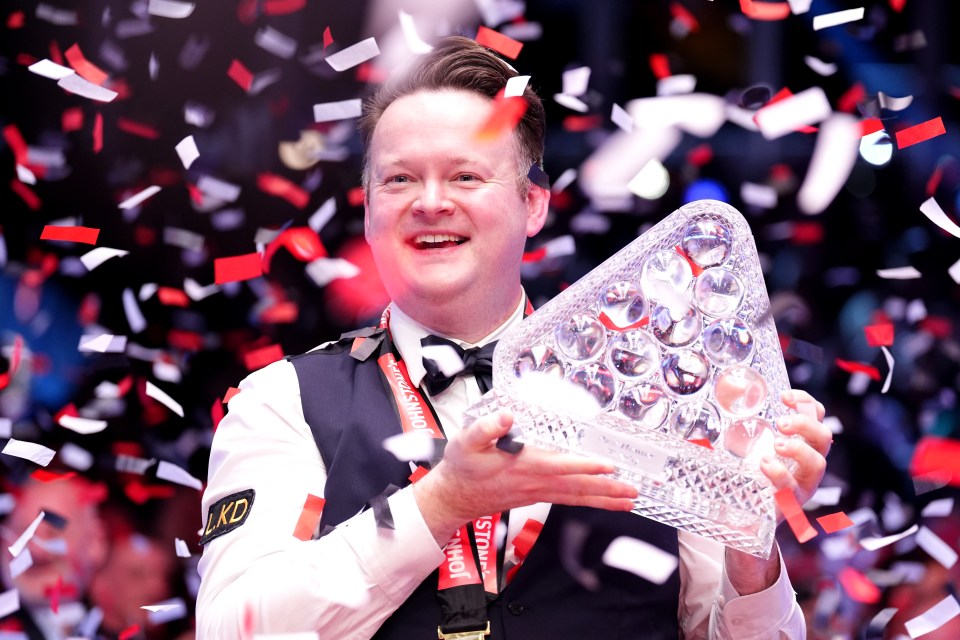 Shaun Murphy holding the Paul Hunter Trophy amidst confetti.