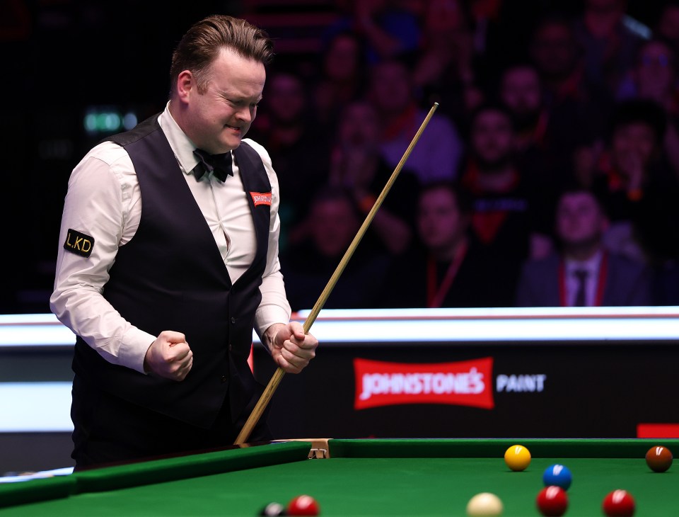 Shaun Murphy celebrates a snooker shot.