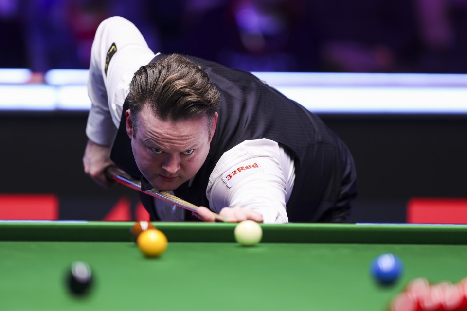 Shaun Murphy of England playing snooker.