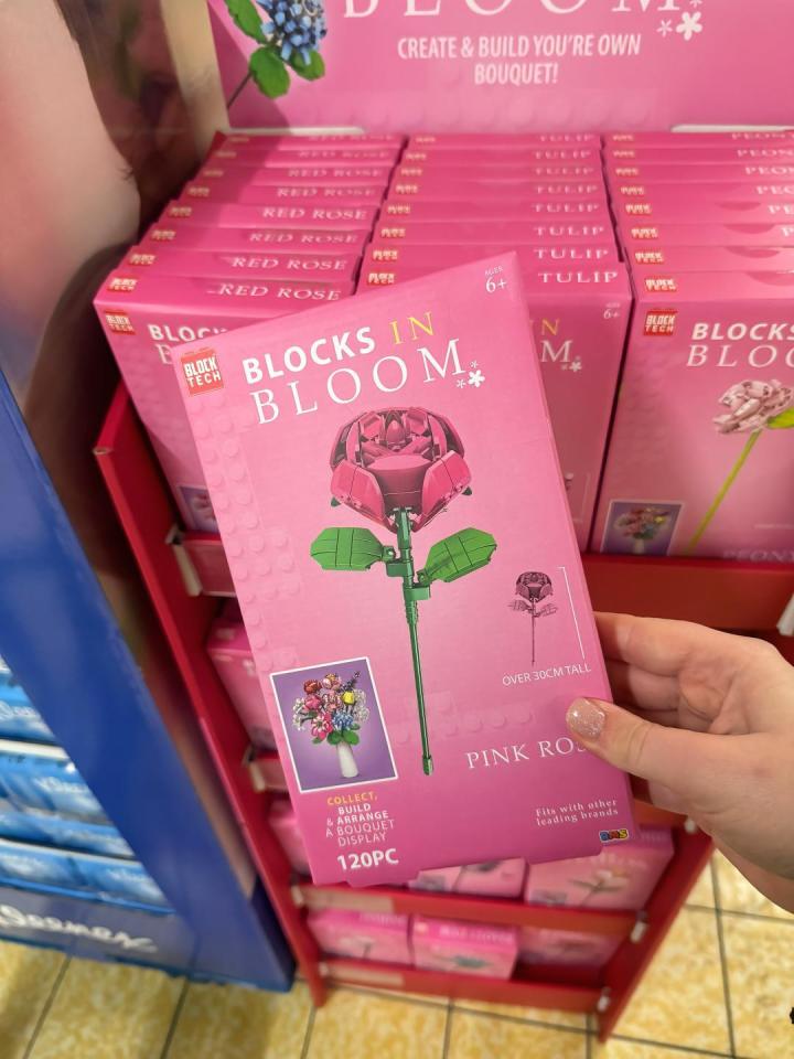 Aldi's £2.99 Blocks in Bloom pink rose Lego set.