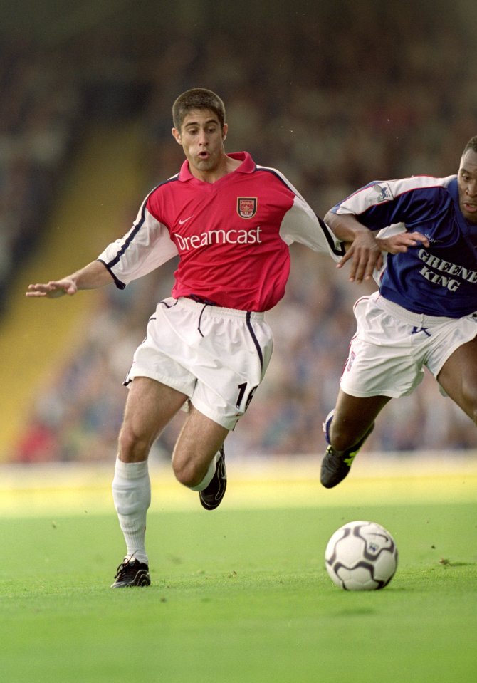 Silvinho of Arsenal running with the ball during a soccer match.