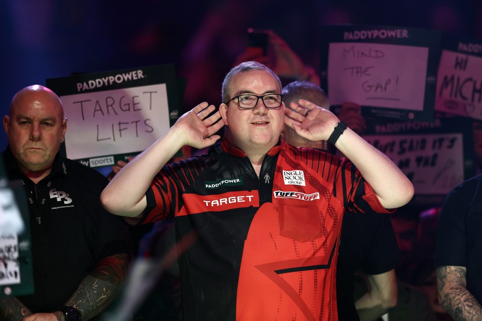 Stephen Bunting of England at a darts championship.