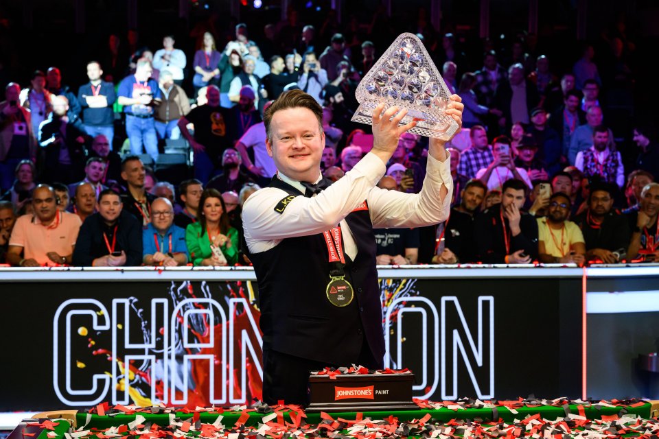 Shaun Murphy holding a snooker trophy after winning the Johnstone's Paint Masters.