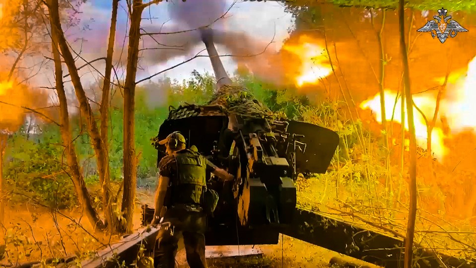 Russian soldier firing an Msta-B howitzer.