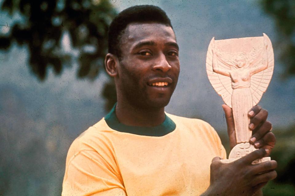 Pelé holding the Jules Rimet Trophy.