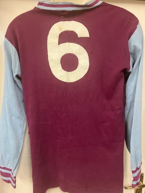 Back of a vintage West Ham shirt with the number 6.