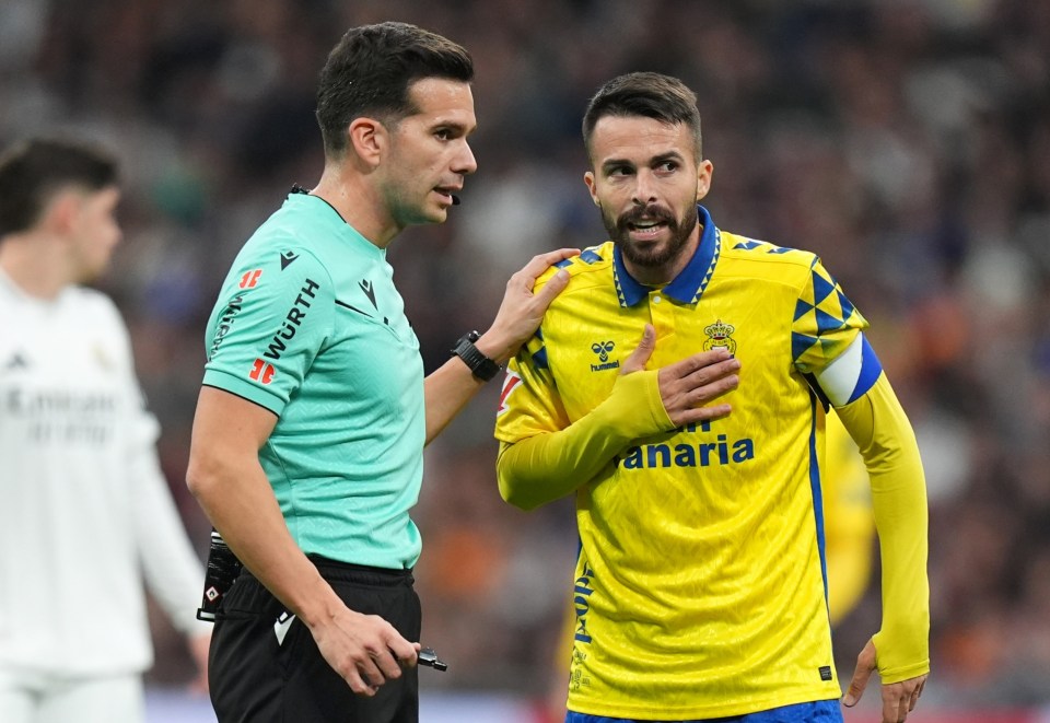 Soccer player speaking with a referee.