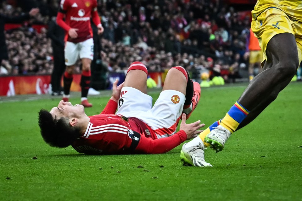 Lisandro Martínez injured on the field.